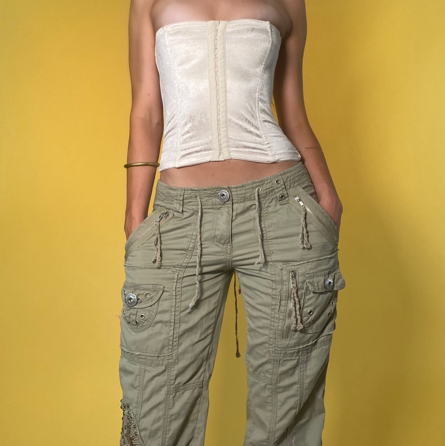 2000’s Miss Me low rise cargo pants - medium